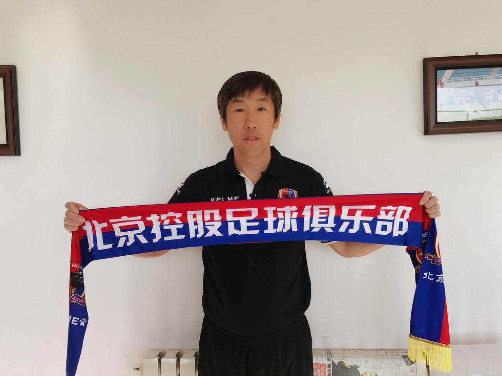 究其原因，是巴萨的财政问题并不健康，迟迟没有采取行动也让球员开始重新思考的自己的未来。